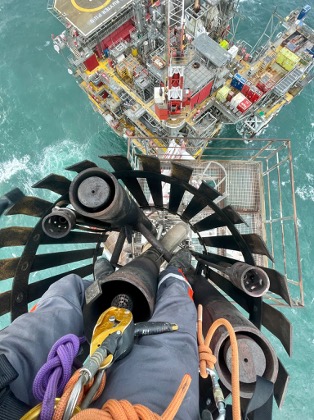 Inspectiewerk op een offshore platform